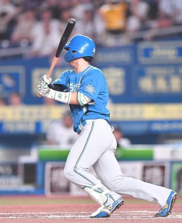 　７回、勝ち越しの右前適時打を放つ代打・郡司（撮影・開出牧）