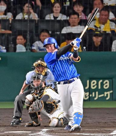 　６回、勝ち越し３ランを放つ牧（撮影・立川洋一郎）