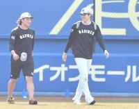 　１軍の練習に姿を見せ、岩下（左）と談笑する佐々木朗（撮影・開出牧）