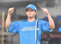 　ヒーローインタビューを終えガッツポーズを決める郡司（撮影・開出牧）