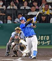 　６回、勝ち越し３ランを放つ牧（撮影・立川洋一郎）