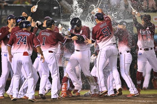 移籍後初サヨナラ弾の楽天・浅村「一番いいところで打てた」 3位ソフトBと1差接近「目の前の試合を全力で勝つ」