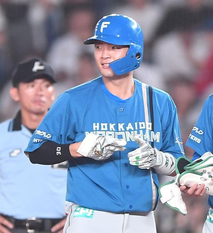 　７回、勝ち越しの右前適時打を放ち、してやったりの表情の代打・郡司（撮影・開出牧）