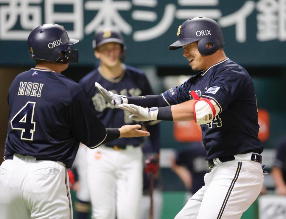 　１回、先制３ランを放ち森（左）とタッチするオリックス・頓宮