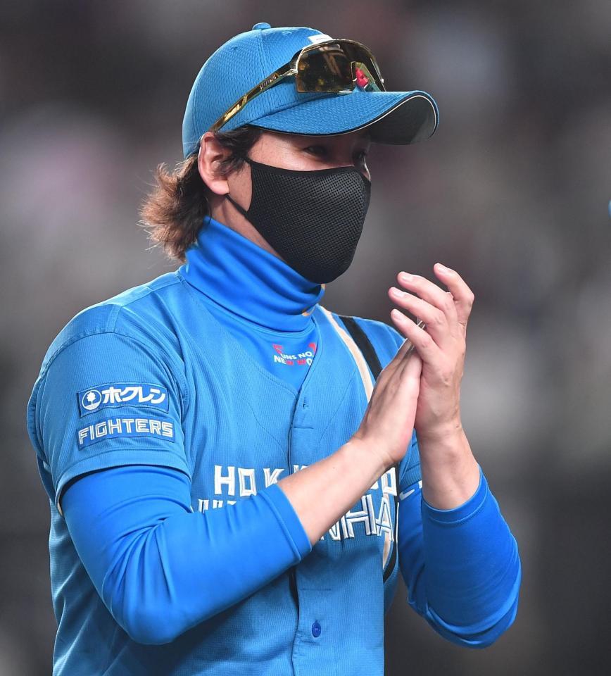 　ロッテに競り勝ち手をたたく新庄監督（撮影・開出牧）