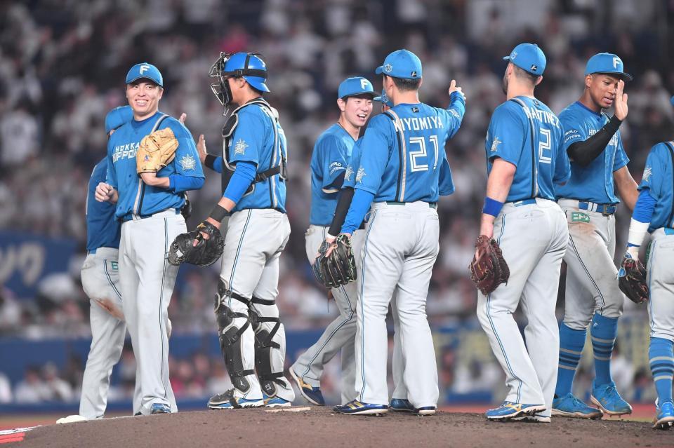 　ロッテに競り勝ちタッチを交わす田中正（左端）ら日本ハムナイン（撮影・開出牧）