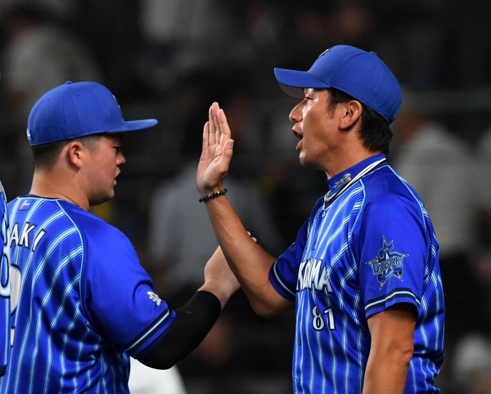 　決勝弾を放った牧（左）を迎える三浦監督（撮影・中田匡峻）