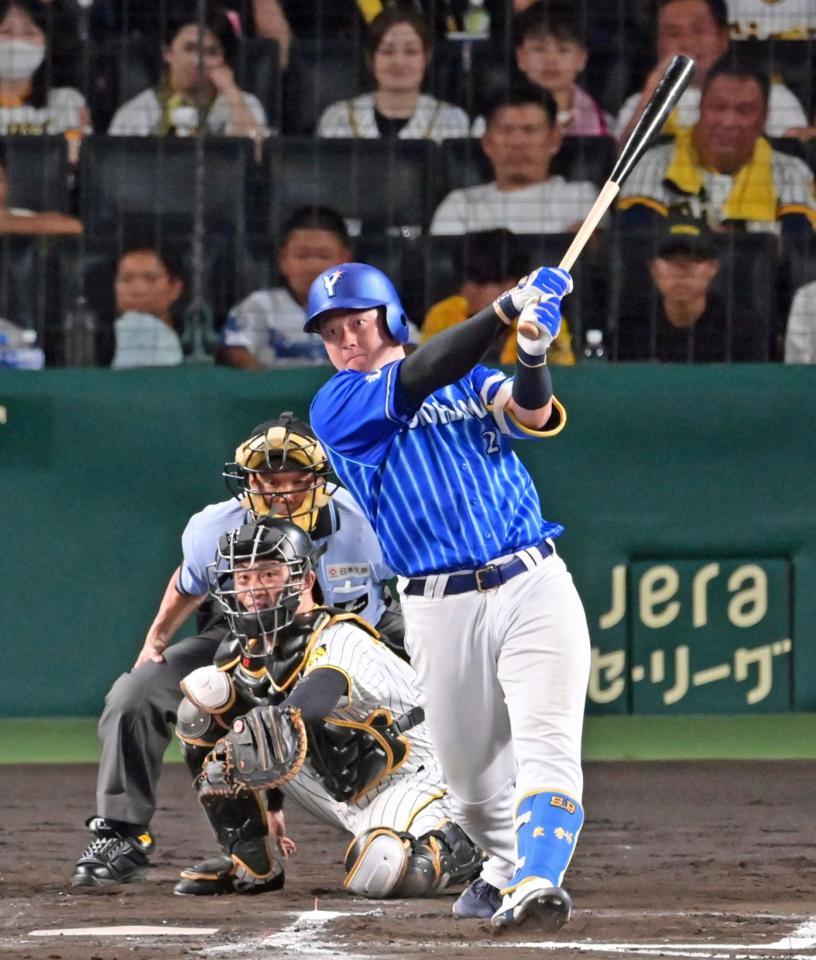 　６回、勝ち越し３ランを放つ牧（撮影・立川洋一郎）