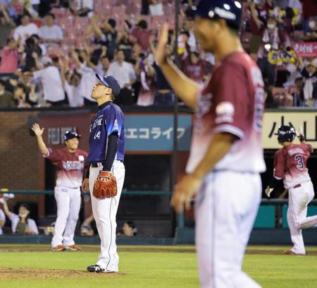 　９回、浅村（右端）に逆転サヨナラ３ランを浴びた増田（同３人目）