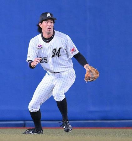 　１回、マルティネスが打ち上げた飛球で目測を誤る中堅手の岡（撮影・伊藤笙子）