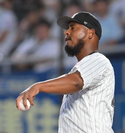 　１回、マルティネスの打ち取った当たりが適時二塁打となり、唇をかむメルセデス（撮影・伊藤笙子）