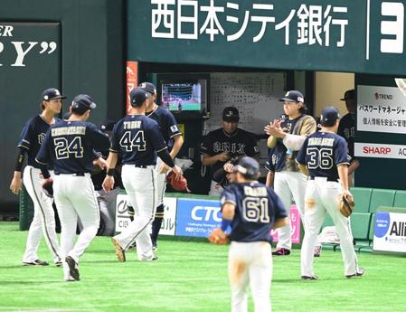 　ソフトバンクにサヨナラ負けし、引き揚げるオリックスナイン