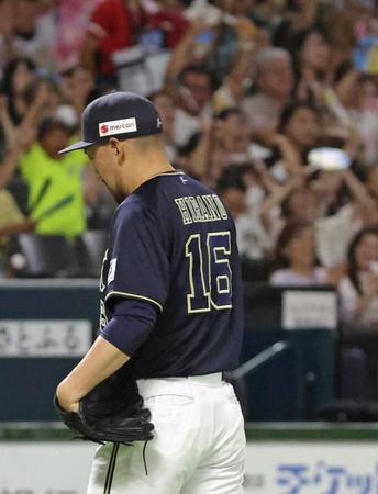 　９回、今宮にサヨナラ二塁打を許し、引き揚げる平野