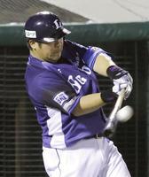 　８回、中村が中越えに同点ソロを放つ