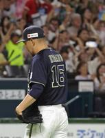 　９回、今宮にサヨナラ二塁打を許し、引き揚げる平野