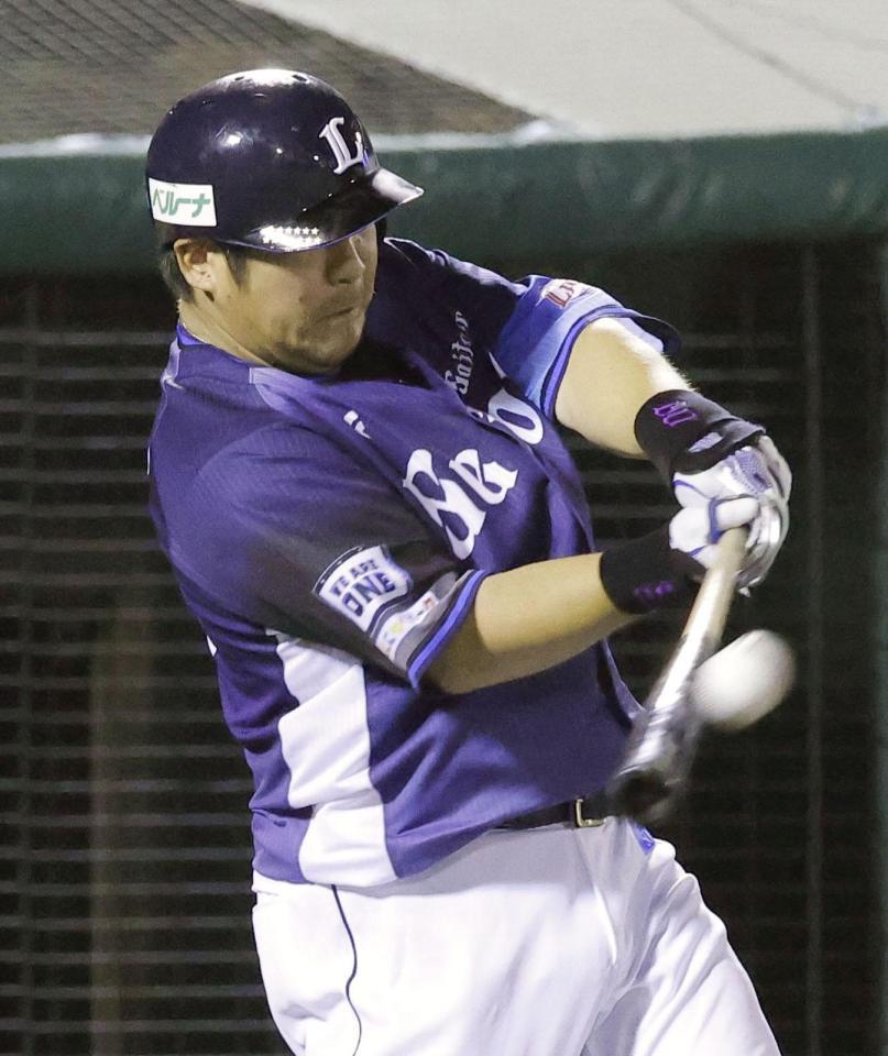 　８回、中村が中越えに同点ソロを放つ