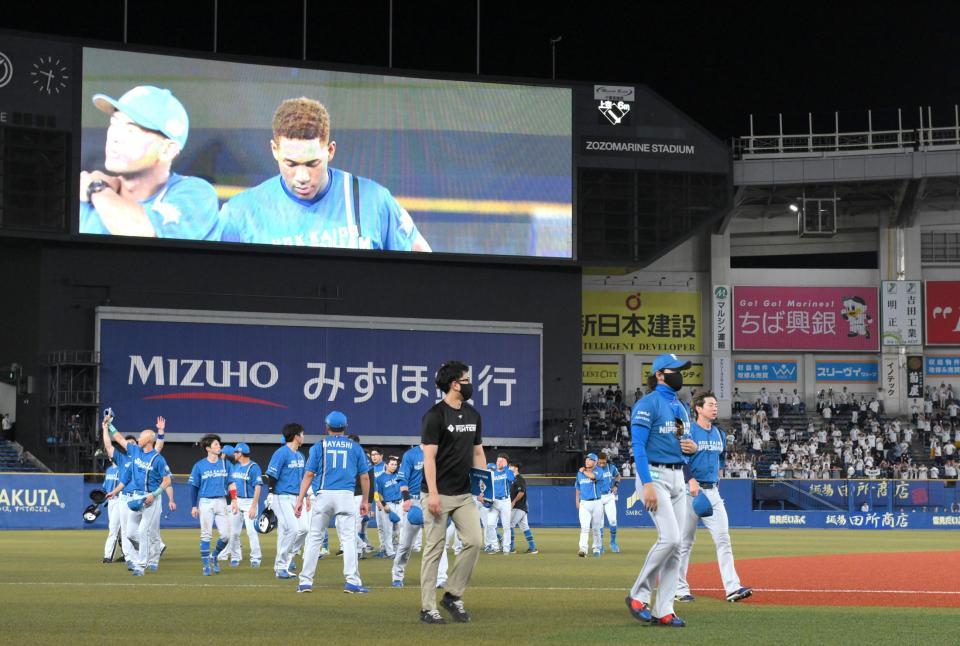 　ＺＯＺＯマリンでのシーズン最終戦を終えた日本ハムナイン（撮影・伊藤笙子）