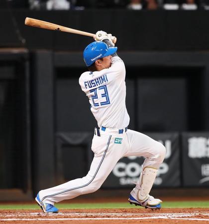 　２回、先制ソロ本塁打を放つ伏見（撮影・中島達哉）