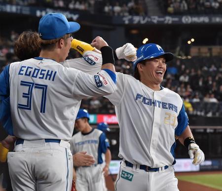 　２回、ナインに迎えられる伏見（右）＝撮影・中島達哉