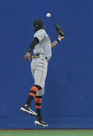 　４回、ブリンソンは桑原の打球を捕球できず、中越えの適時二塁打となる（撮影・佐藤厚）