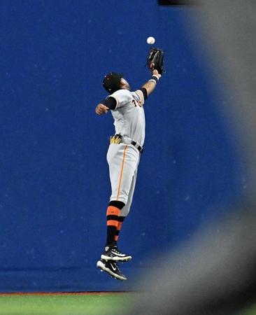 　４回、桑原の中飛をブリンソンがグラブに当てるが捕球できず適時二塁打となる