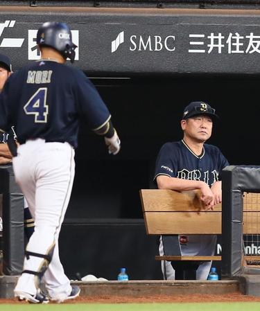 　７回、厳しい表情で戦況を見つめる中嶋監督（左は空振り三振を喫し、ベンチに戻る森）＝撮影・中島達哉