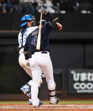 　７回、空振り三振を喫する森（撮影・中島達哉）