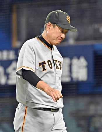 　５回表終了、先発戸郷の交代を告げベンチに戻る原監督