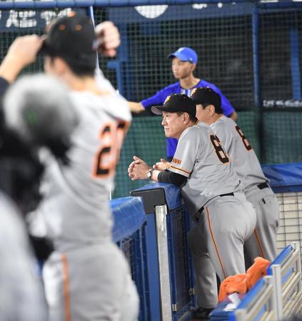 　戸郷（左）が早々とＫＯされさえない表情の原監督（中央）＝撮影・佐藤厚