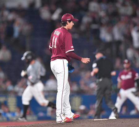 　７回、山口（左後方）に左越えソロを打たれた岸（撮影・開出牧）