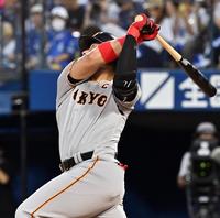 　２回、岡本和が右越えに通算２００号となる先制本塁打を放つ