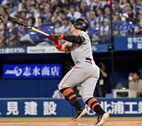 　２回、岡本和が右越えに通算２００号となる先制本塁打を放つ