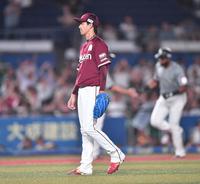 　７回、ポランコ（右後方）に先制の右越え２ランを打たれた岸（撮影・開出牧）