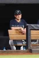 　８回、三走・宜保の走塁死にベンチで厳しい表情の中嶋監督（撮影・中島達哉）