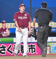 　７回、先発の岸を諦め投手交代を告げる石井監督（撮影・開出牧）