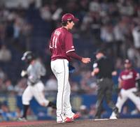 　７回、山口（左後方）に左越えソロを打たれた岸（撮影・開出牧）