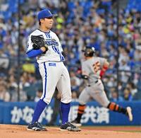 　２回、岡本和（右）に本塁打を浴びた先発の東