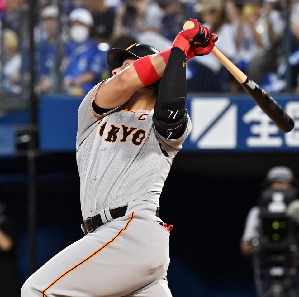 　２回、岡本和が右越えに通算２００号となる先制本塁打を放つ