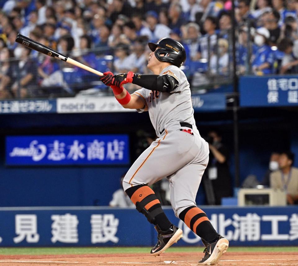 　２回、岡本和が右越えに通算２００号となる先制本塁打を放つ