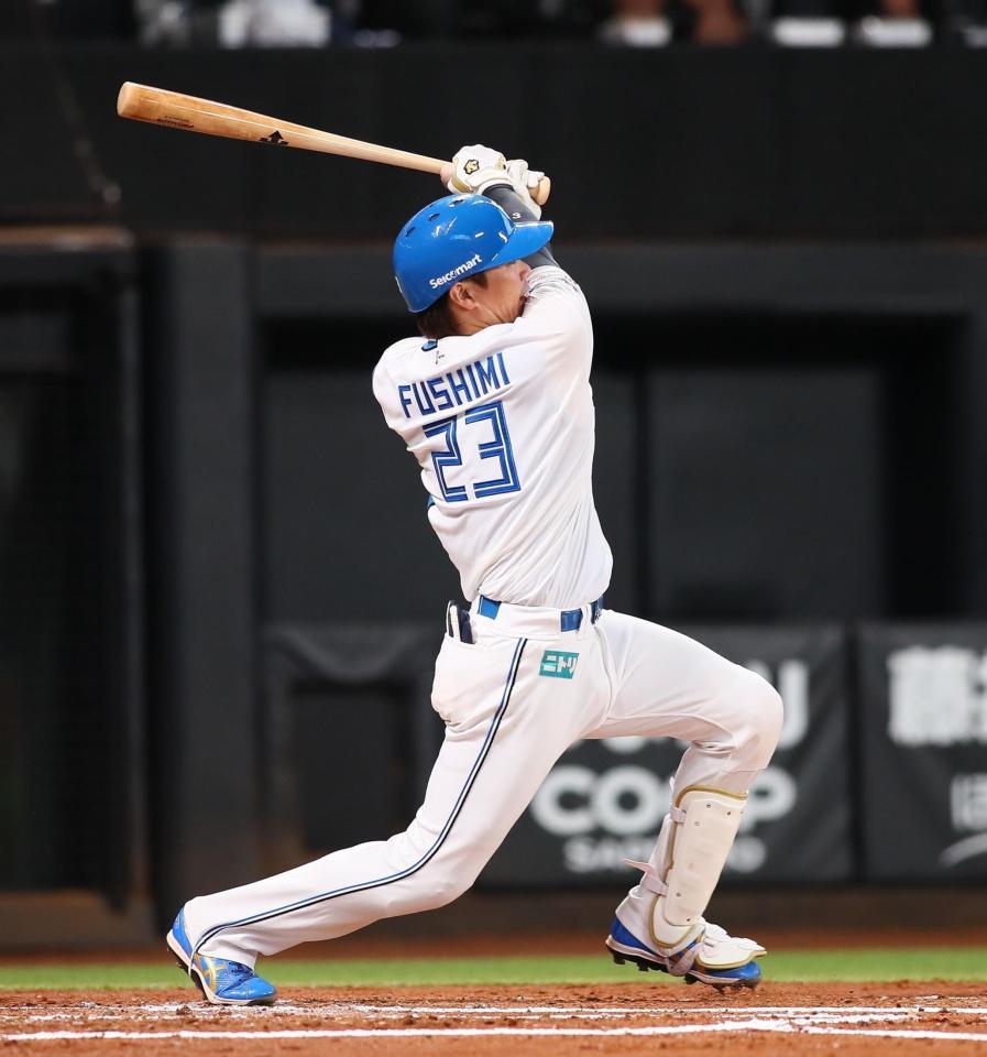 　２回、先制ソロ本塁打を放つ伏見（撮影・中島達哉）