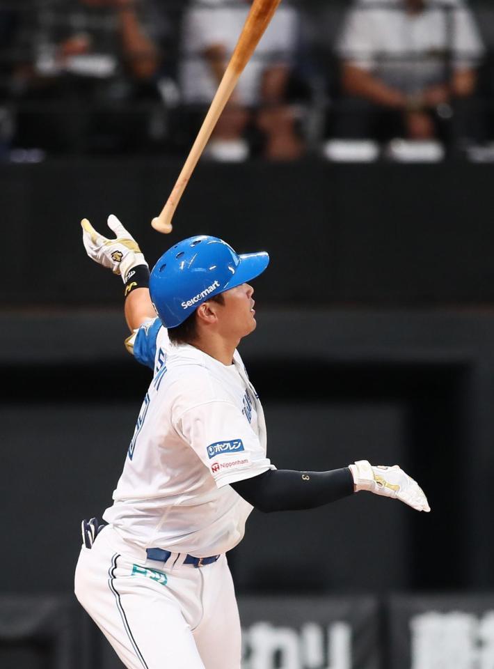 　２回、先制ソロ本塁打を放つ伏見（撮影・中島達哉）