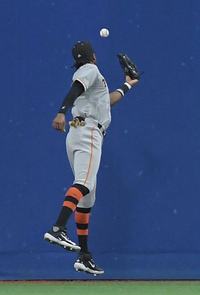 　４回、ブリンソンは桑原の打球を捕球できず、中越えの適時二塁打となる（撮影・佐藤厚）