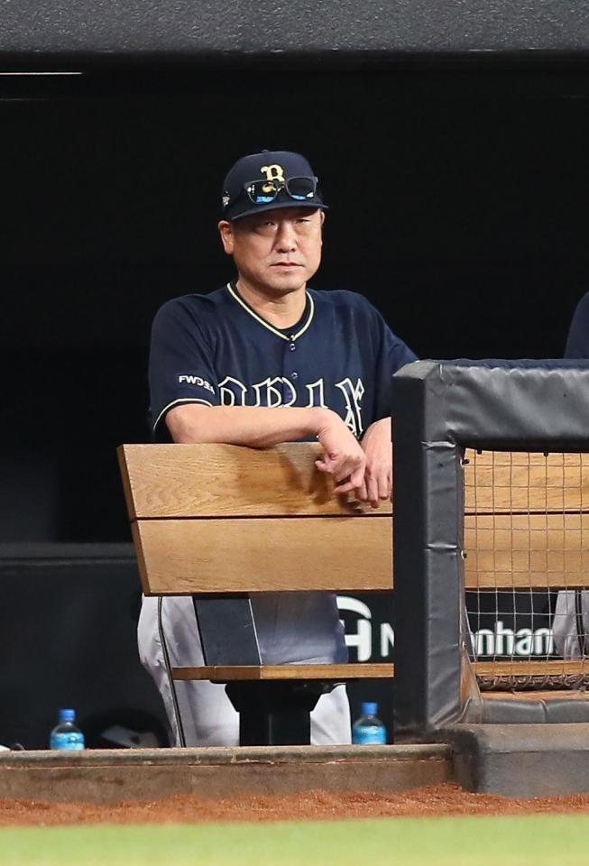 　８回、三走・宜保の走塁死にベンチで厳しい表情の中嶋監督（撮影・中島達哉）