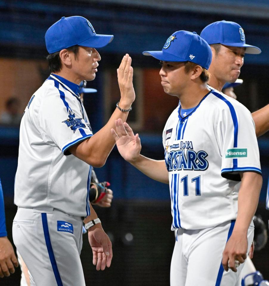 　巨人に勝利し、東（右）とタッチを交わす三浦監督