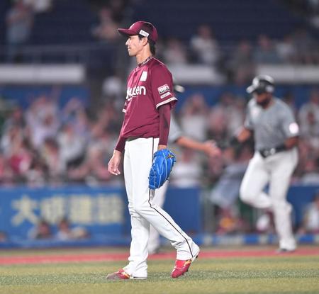 　７回、ポランコ（右後方）に先制の右越え２ランを打たれた岸（撮影・開出牧）