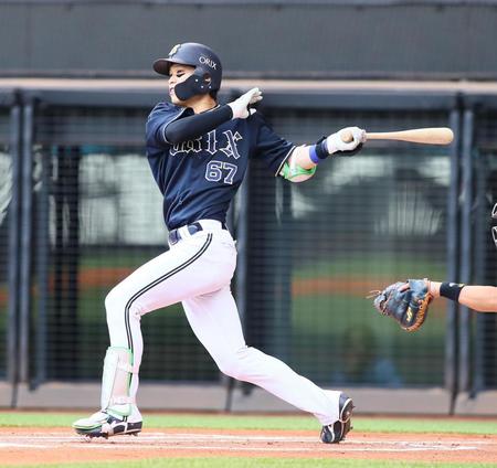 　１回、先制適時打を放つ中川圭（撮影・中島達哉）