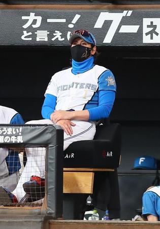 　９回、戦況を見つめる新庄監督（撮影・中島達哉）