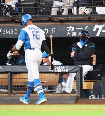 　８回、空振り三振を喫し、ベンチに戻る万波（左）と厳しい表情の新庄監督（撮影・中島達哉）