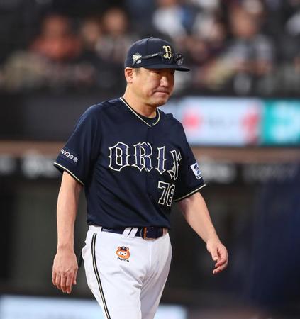 　８回、先発の山本の交代を告げる中嶋監督（撮影・中島達哉）