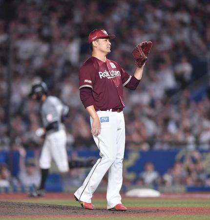 　５回、岡（後方）に左越えソロを打たれた田中将（撮影・開出牧）